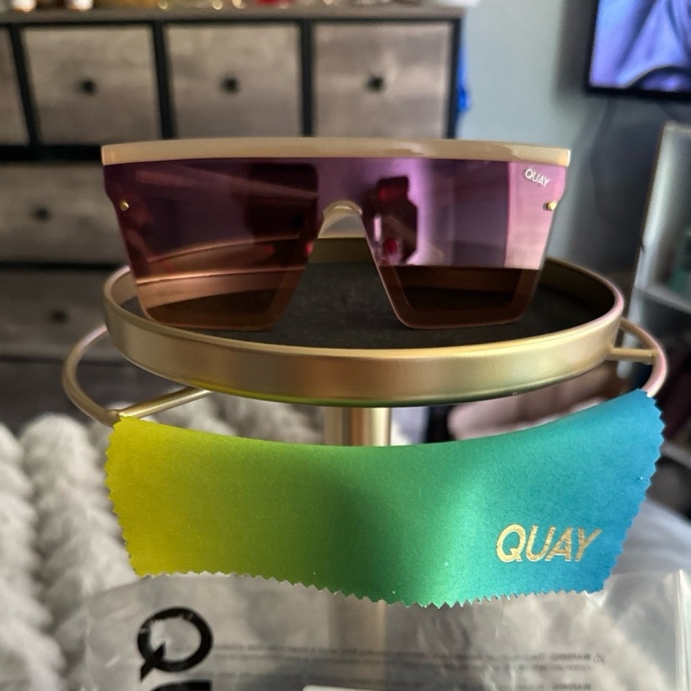 NWT Quay “HINDSIGHT” IVR/PURPORNG Sunnies EXTREMELY RARE & ABSOLUTELY STUNNING